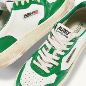 AVLM-BC05_AUTRY-MEDALIST LoW SUPER VINTAGE SNEAKERS IN WHITE AND GREEN LEATHER