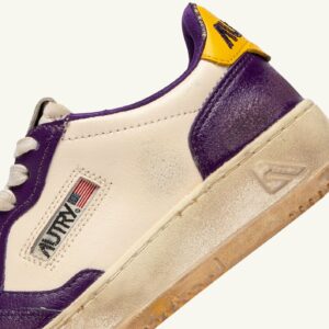 AVLM-BC05 AUTRY-MEDALIST LoW SUPER VINTAGE SNEAKERS IN WHITE AND PURPLE LEATHER