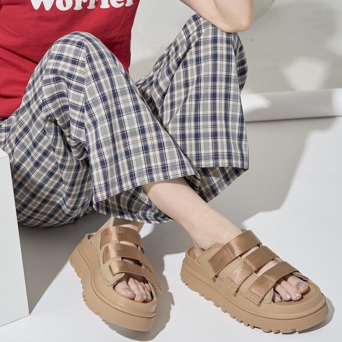 UGG – GOLDENGLOW SLIDE SANDAL DARK SAND
