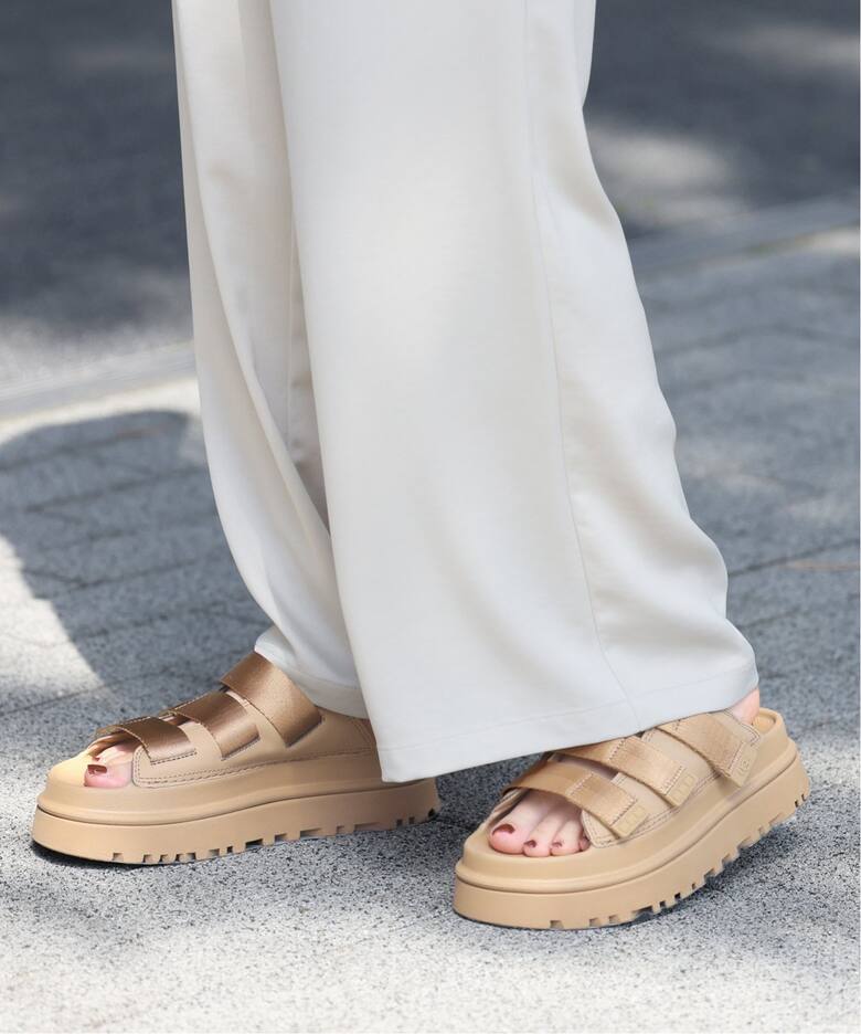 UGG – GOLDENGLOW SLIDE SANDAL DARK SAND