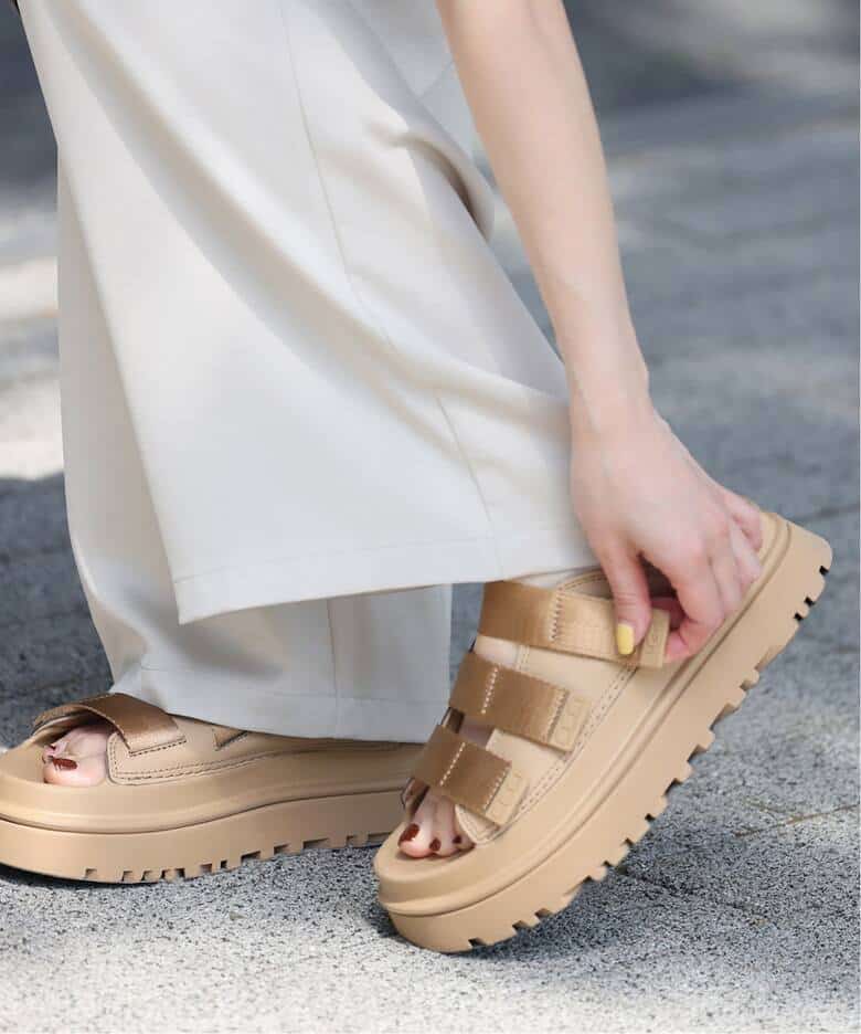 UGG – GOLDENGLOW SLIDE SANDAL DARK SAND