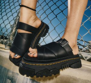 DR. MARTENS – MATTISON SLIDE SANDALS BLACK