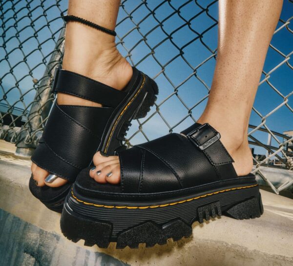 DR. MARTENS – MATTISON SLIDE SANDALS BLACK
