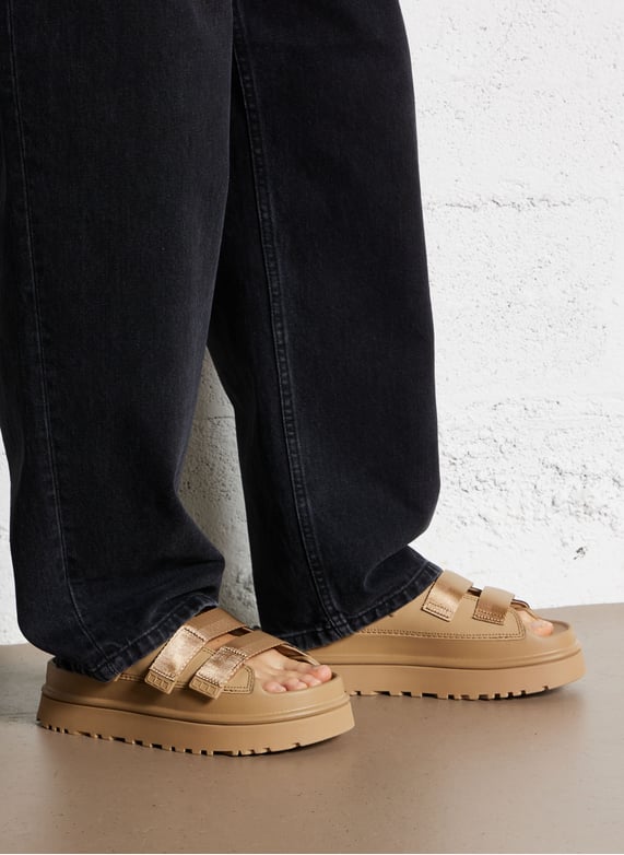 UGG – GOLDENGLOW SLIDE SANDAL DARK SAND
