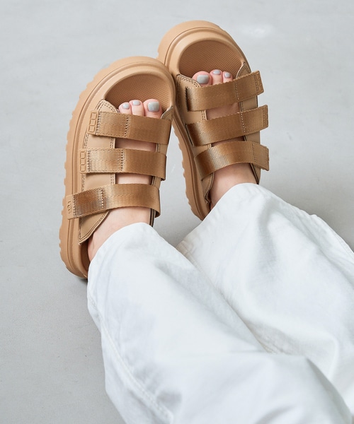 UGG – GOLDENGLOW SLIDE SANDAL DARK SAND