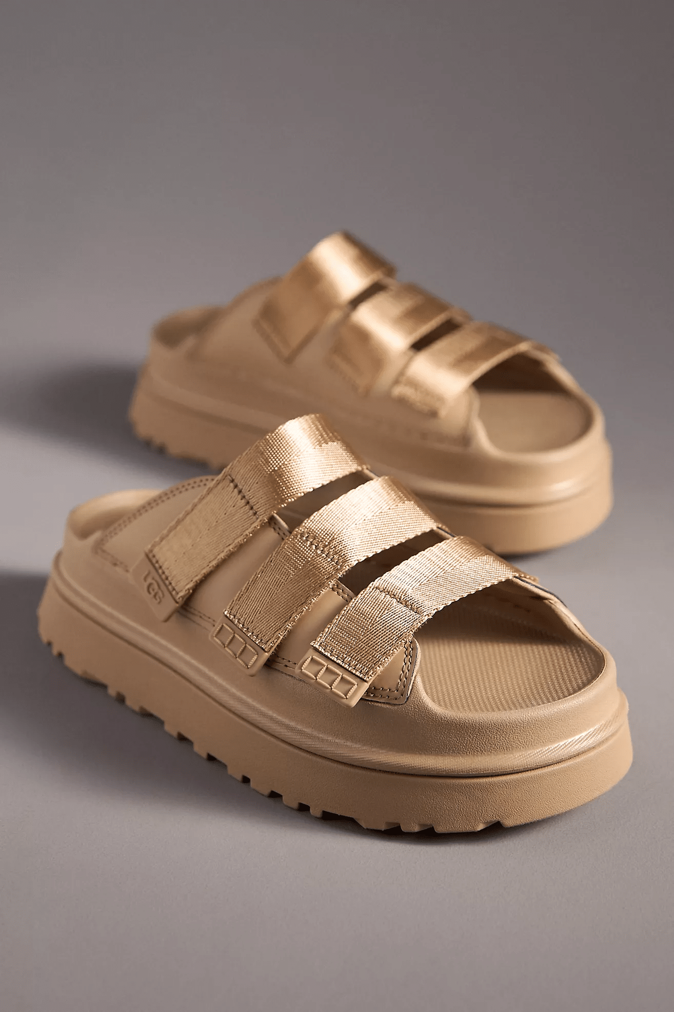 UGG – GOLDENGLOW SLIDE SANDAL DARK SAND