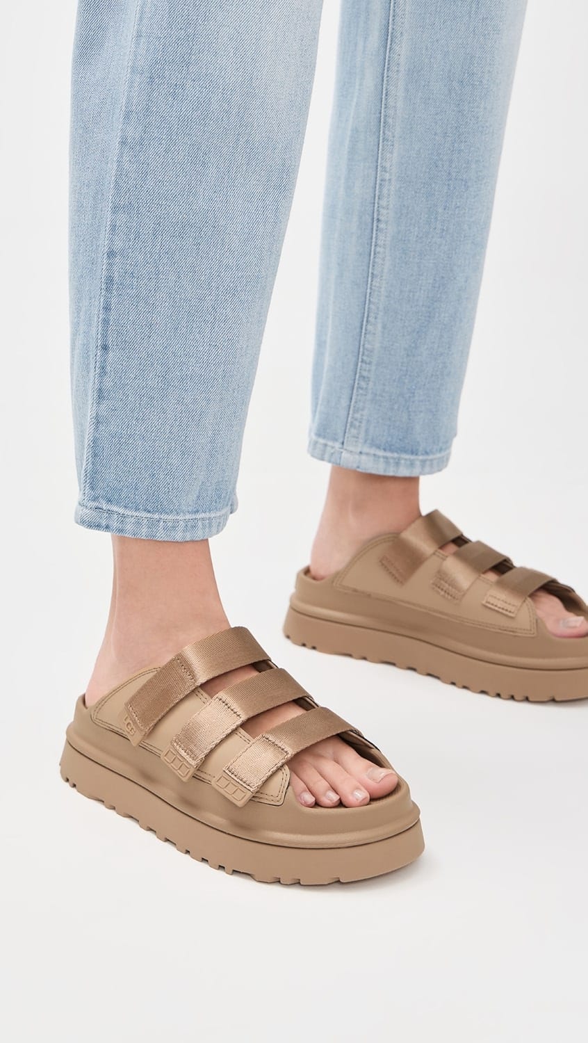 UGG – GOLDENGLOW SLIDE SANDAL DARK SAND
