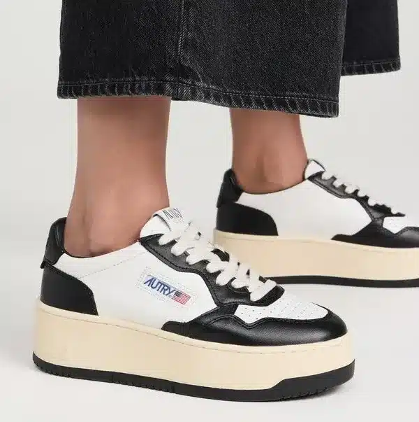 AUTRY-WOMAN MEDALIST PLATFORM SNEAKERS IN WHITE AND BLACK LEATHER