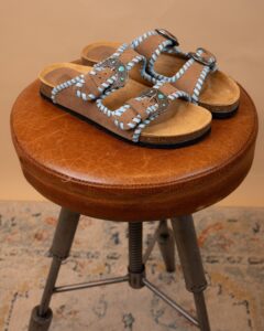 TAJI-BUCKLE BEAT SUEDE MINK SKY
