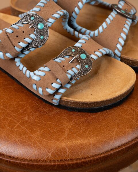 TAJI-BUCKLE BEAT SUEDE MINK SKY