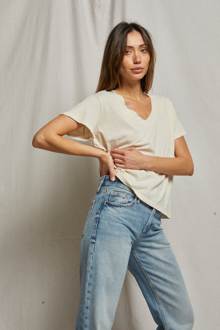 PERFECT WHITE TEE-HENDRIX COTTON BOXY V-NECK TEE (SUGAR)