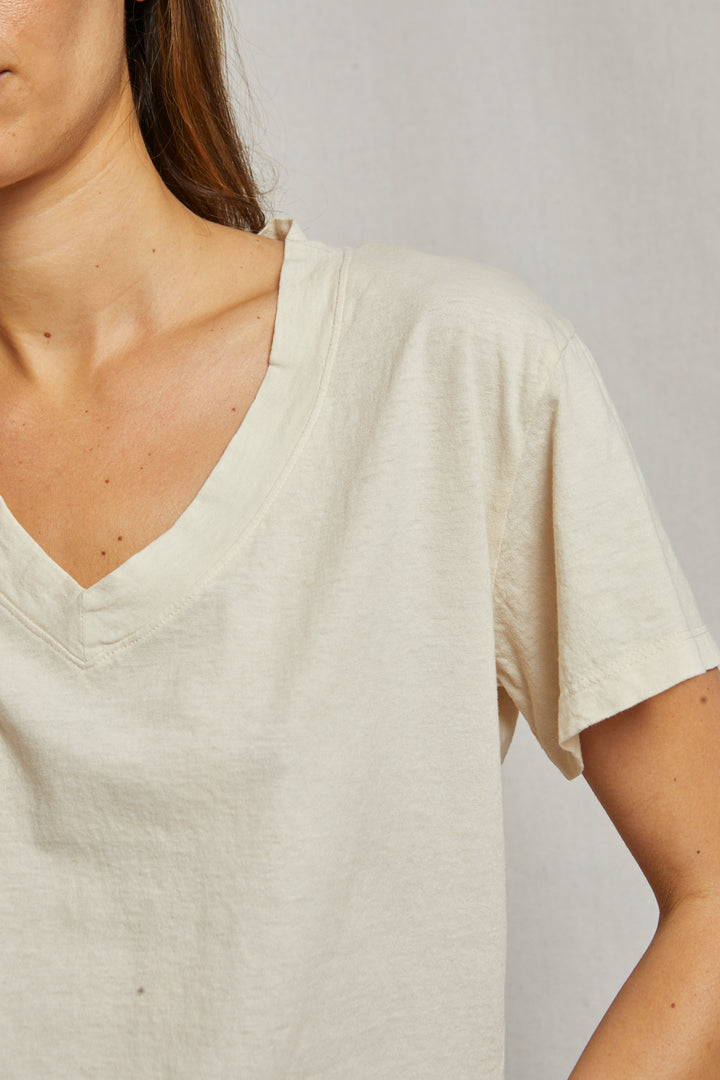 PERFECT WHITE TEE-HENDRIX COTTON BOXY V-NECK TEE (SUGAR)