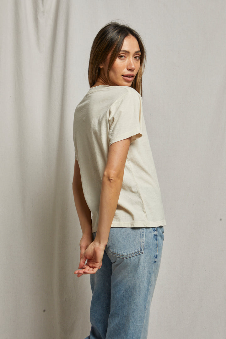 PERFECT WHITE TEE-HENDRIX COTTON BOXY V-NECK TEE (SUGAR)