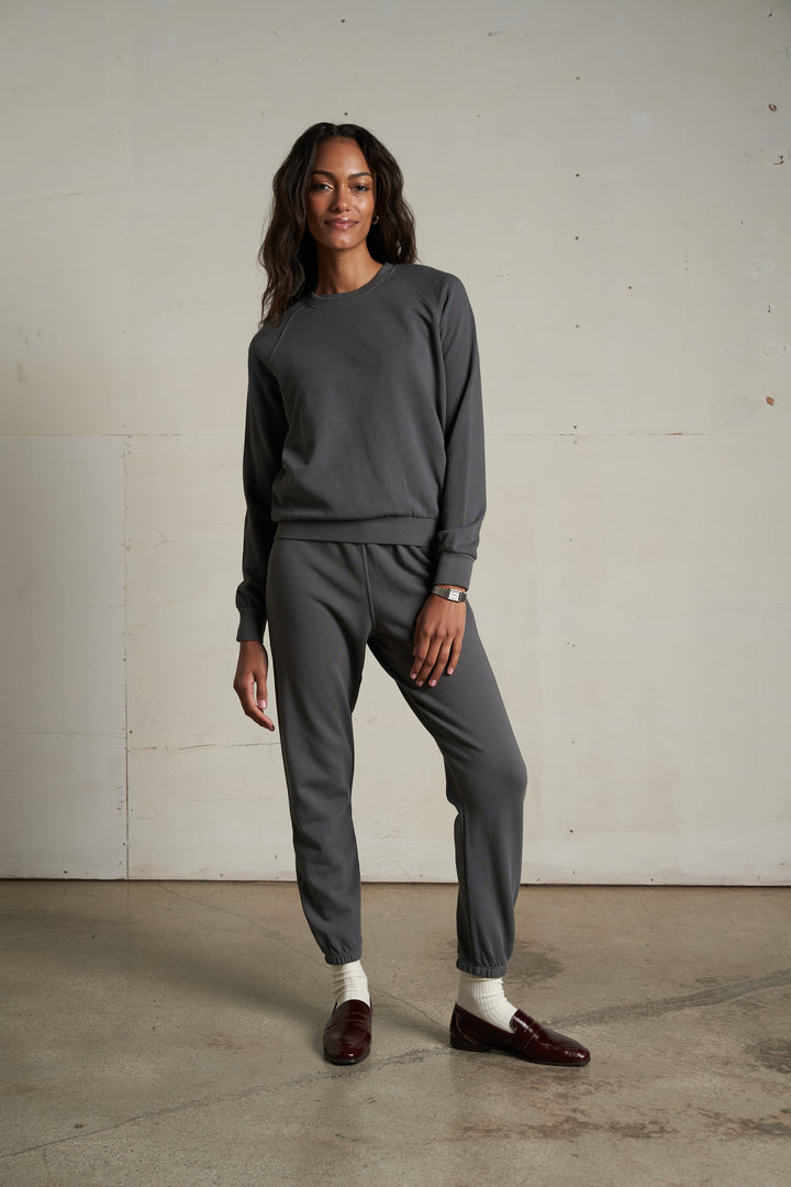 PERFECT WHITE TEE–ALEXI FRENCH TERRY RAGLAN CREW SWEATSHIRT CHARCOAL