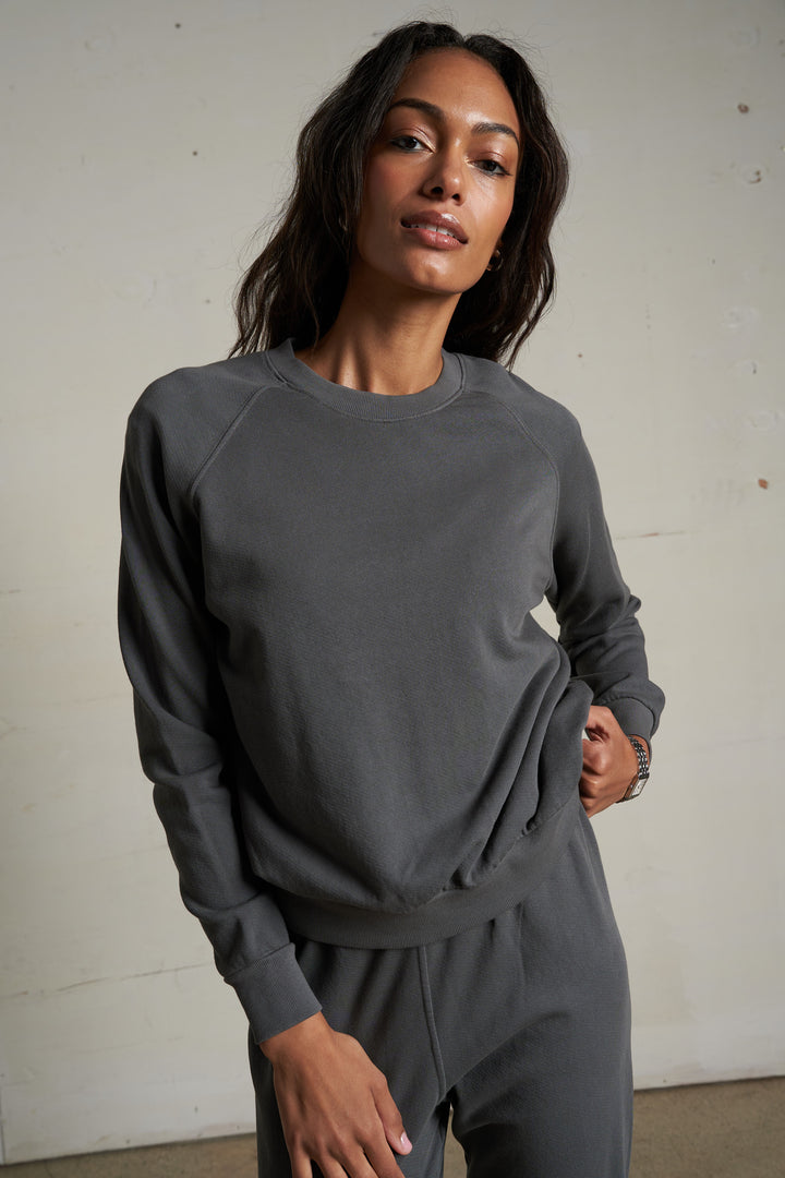 PERFECT WHITE TEE–ALEXI FRENCH TERRY RAGLAN CREW SWEATSHIRT CHARCOAL