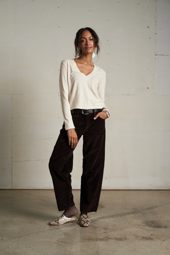 PERFECT WHITE TEE – FIONA RECYCLED COTTON V NECK TEE SUGAR