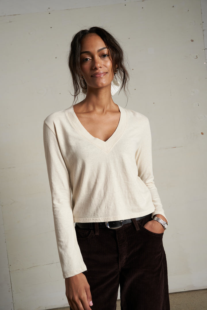 PERFECT WHITE TEE – FIONA RECYCLED COTTON V NECK TEE SUGAR