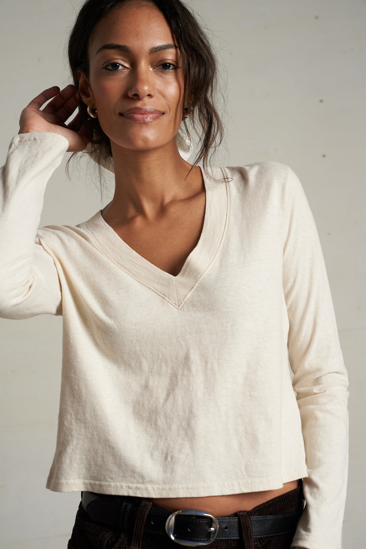 PERFECT WHITE TEE – FIONA RECYCLED COTTON V NECK TEE SUGAR