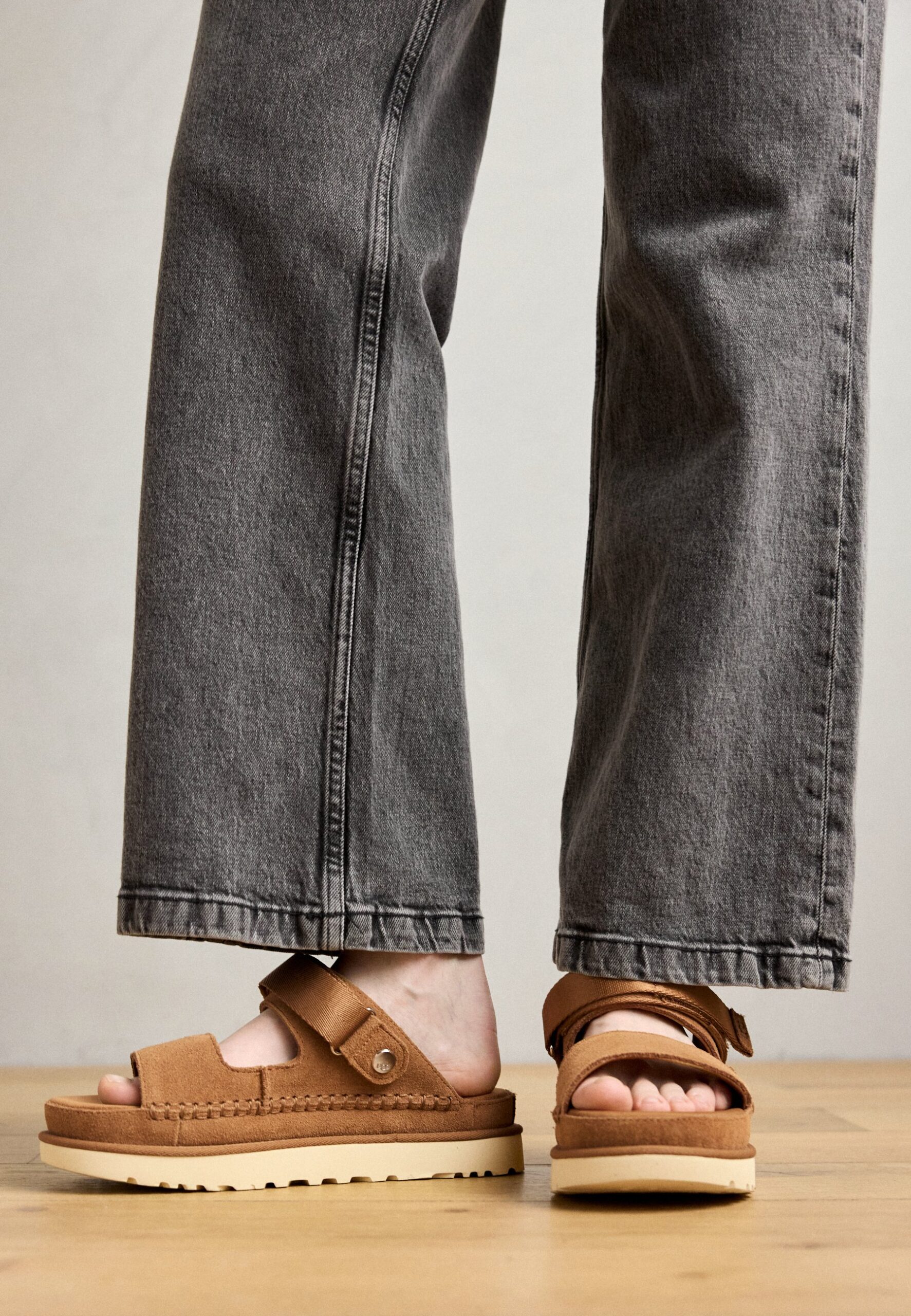 UGG-WOMEN'S GOLDENSTAR GLIDE CHESTNUT 1167399CHE