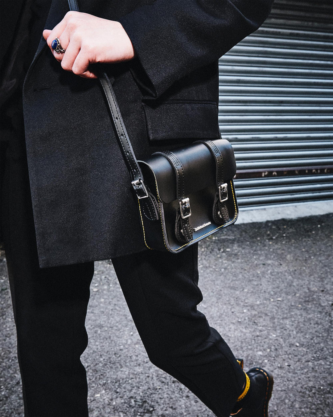 DR. MARTENS – 7 INCH LEATHER CROSSBODY BAG BLACK AB098001