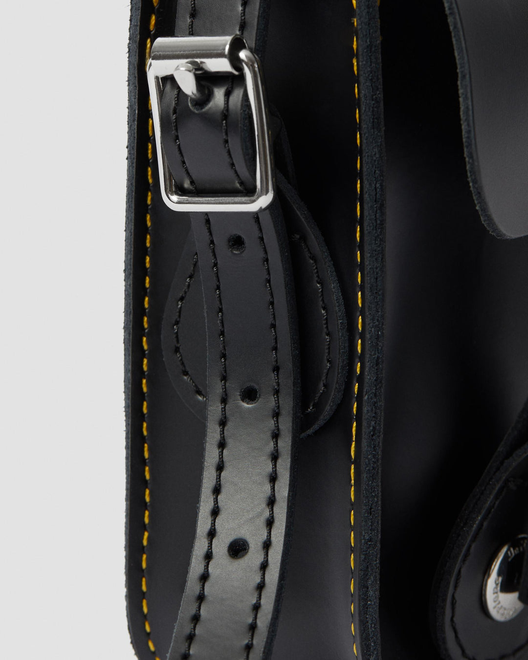 DR. MARTENS – 7 INCH LEATHER CROSSBODY BAG BLACK AB098001