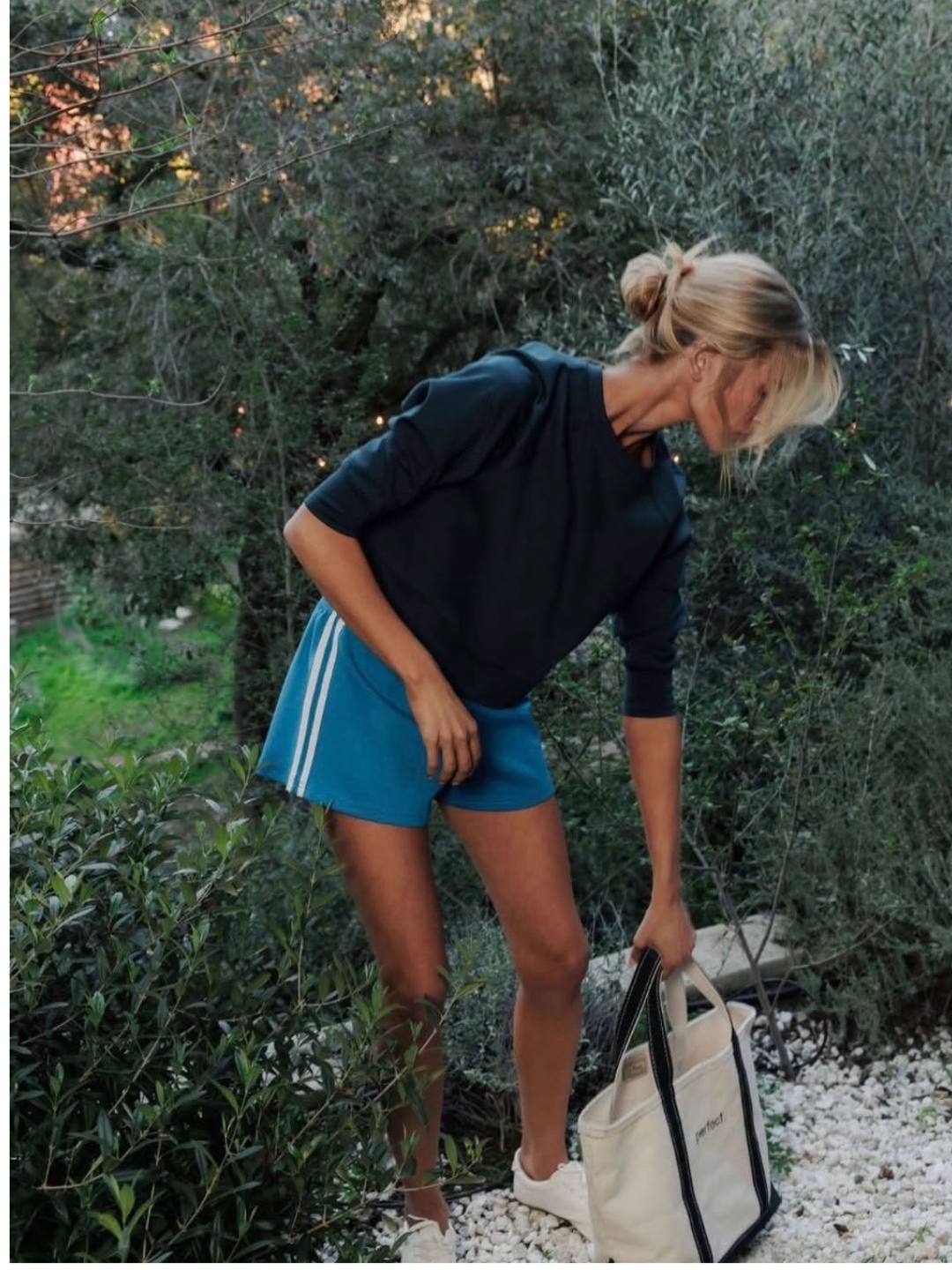 PERFECT WHITE TEE-TRAVEL SHORT WITH SIDE STRIPES COBALT