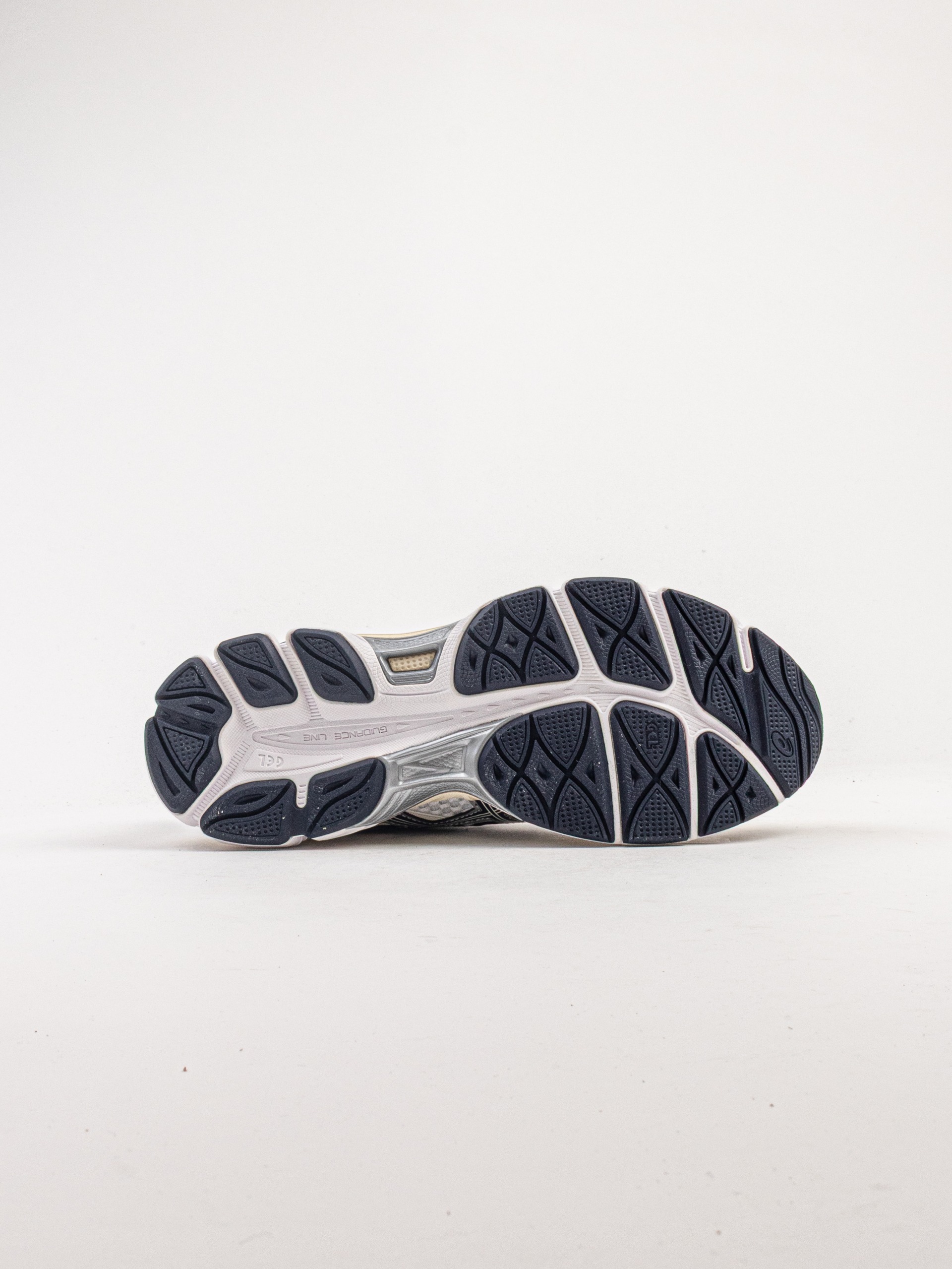 ASICS-GEL CUMULUS 16 WHITE MIDNIGHT