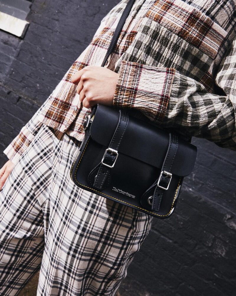 DR. MARTENS-7 INCH CROSSBODY BAG BLACK AB098001