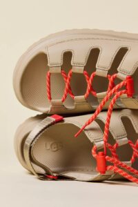 UGG – WOMEN'S GOLDENGLOW TOGGLE SANDAL MUSTARD SEED