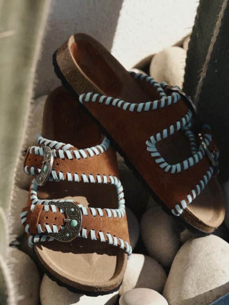 TAJI-BUCKLE BEAT SUEDE MINK SKY