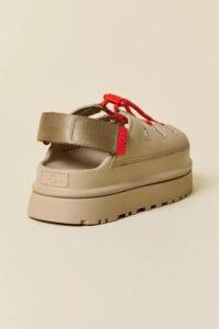 UGG – WOMEN'S GOLDENGLOW TOGGLE SANDAL MUSTARD SEED