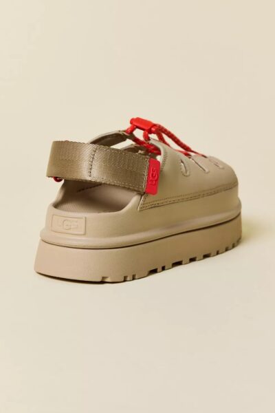 UGG – WOMEN'S GOLDENGLOW TOGGLE SANDAL MUSTARD SEED